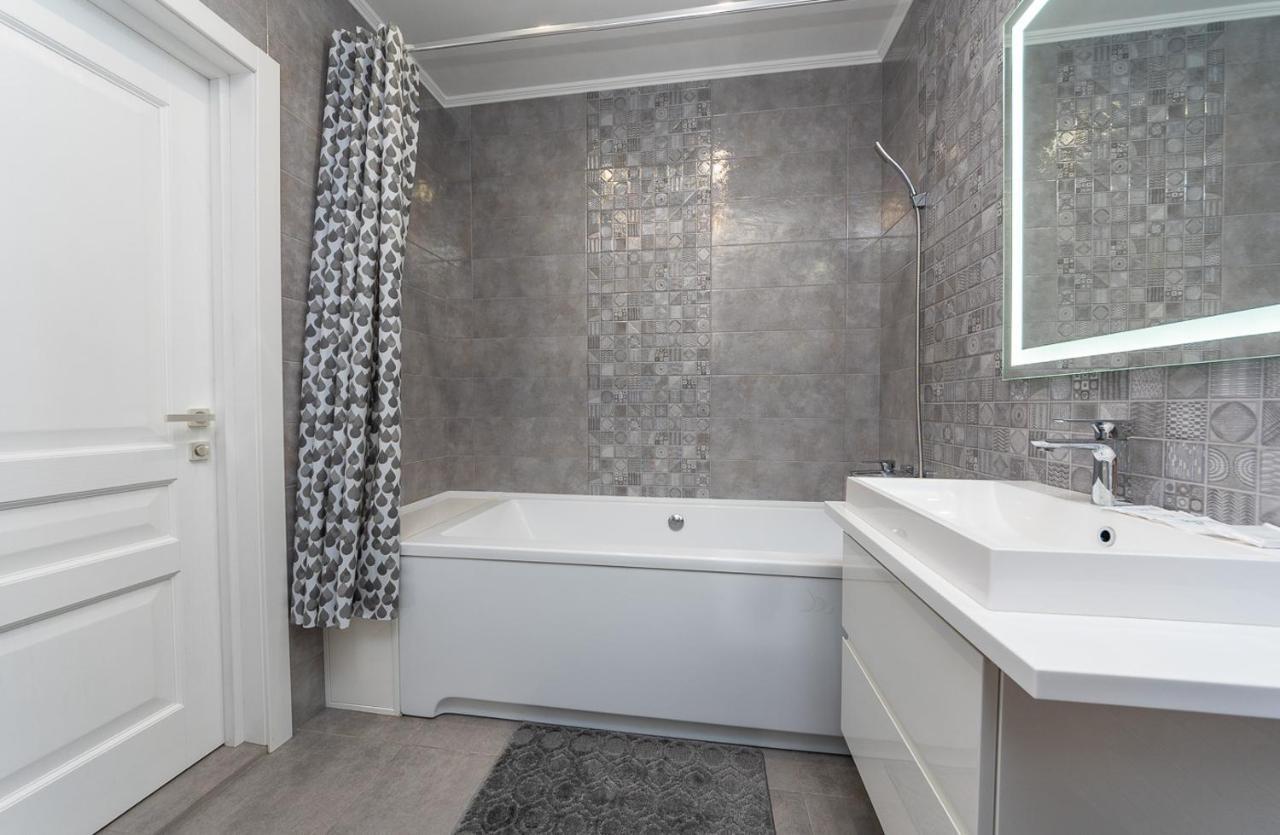 Apartamento Flatrent Drahomanova 2A Kiev Exterior foto